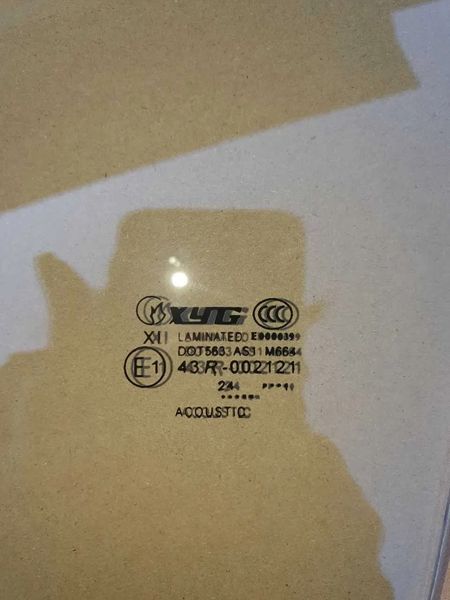 Скло двері переднє праве подвійне (XYG) з кріпленнями Tesla Model Y 20- 1495507-00-B 1495507-00-B фото